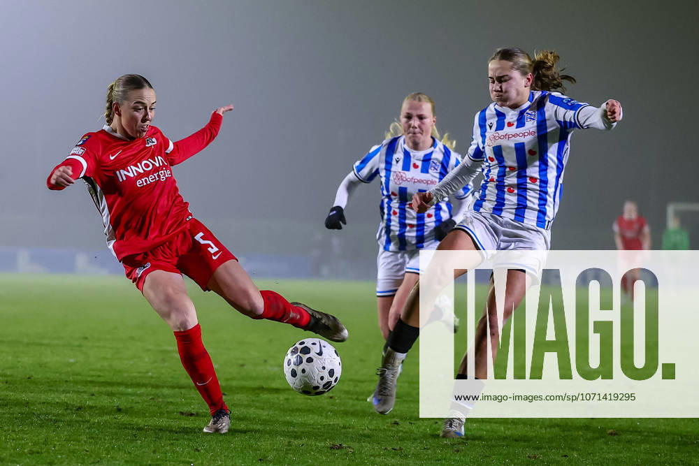 2026-01-18 sc Heerenveen v AZ Alkmaar - Dutch Eurojackpot Vrouwen Eredivisie HEERENVEEN, NETHERLANDS - JANUARY 18: Camie Mol of AZ Alkmaar battles for the ball with Aymee Altena of sc Heerenveen during the Dutch Eurojackpot Vrouwen Eredivisie match between sc Heerenveen and AZ Alkmaar at Sportpark Skoatterw+?ld on January 18, 2026 in Heerenveen, Netherlands. Heerenveen Sportpark Skoatterwâld Netherlands Content not available for redistribution in The Netherlands directly or indirectly through any third parties.