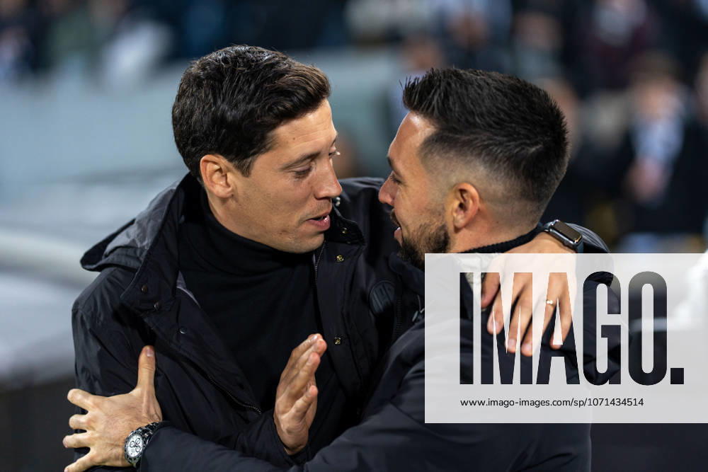 GUIMARAES, PORTUGAL - JANUARY 18: LUIS PINTO head coach of Vitoria SC is seen with FRANCESCO FARIOLI head coach of FC Porto before the game start during the Liga Portugal Betclic 2025 26 match between Vitoria SC and FC Porto, at Estadio Dom Afonso Henriques on January 18, 2026 in Guimaraes, Portugal Guimaraes Portugal - ZUMAl192 20260118_zsp_l192_001