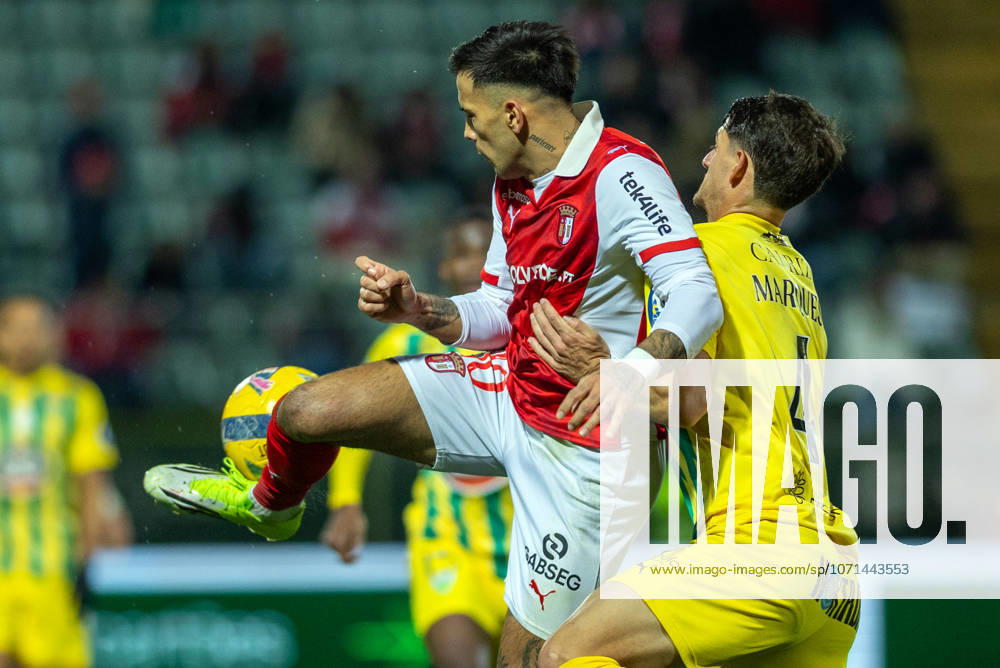 FOOTBALL - Tondela 0 vs SC Braga 1, round 18 of Liga Portugal, 2025 26. João Cardoso Stadium, in Tondela,Viseu, Portugal. Sunday, 18 01 2026. Christian Marques (04) Tondela, Rodrigo Zalazar (10) SC Braga. TONDELA VISEU PORTUGAL ESTÁDIO JOÃO CARDOSO
