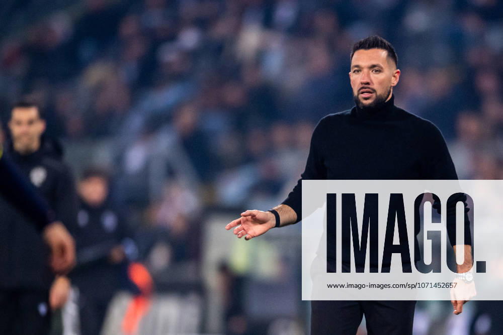 Vitoria SC v FC Porto - Primeira Liga In Guimaraes, Portugal, on January 18, 2026, Francesco Farioli, head coach of FC Porto, is seen in action during the Liga Portugal Betclic 2025 26 match between Vitoria SC and FC Porto at Estadio Dom Afonso Henriques. Guimaraes Braga Portugal