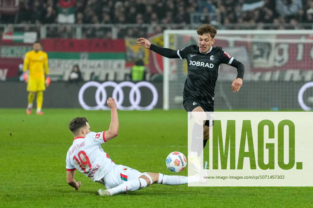 Robin Fellhauer FC Augsburg, 19 in duel with Philipp Treu SC Freiburg, 29 , Germany, Soccer, 1 Bundesliga, Matchday 18, 2025 2026, FC Augsburg vs SC Freiburg, 18 01 2026, WWK Arena, Augsburg, Germany DFL REGULATIONS PROHIBIT ANY USE OF PHOTOGRAPHS AS IMAGE SEQUENCES AND OR QUASI VIDEO Augsburg WWK Arena Bayern Germany