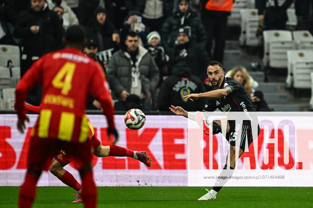 Besiktas v Zecorner Kayserispor - Turkish Super Lig ISTANBUL, TURKIYE - JANUARY 19: Gokhan Sazdagi (25) of Besiktas in action against Stefano Denswil (4) of Zecorner Kayserispor during the Turkish Super Lig Week 18 match between Besiktas and Zecorner Kayserispor at Tupras Stadium in Istanbul, Turkiye, on January 19, 2026. Cem Tekkesinoglu Anadolu Istanbul Turkey. Editorial use only. Please get in touch for any other usage.