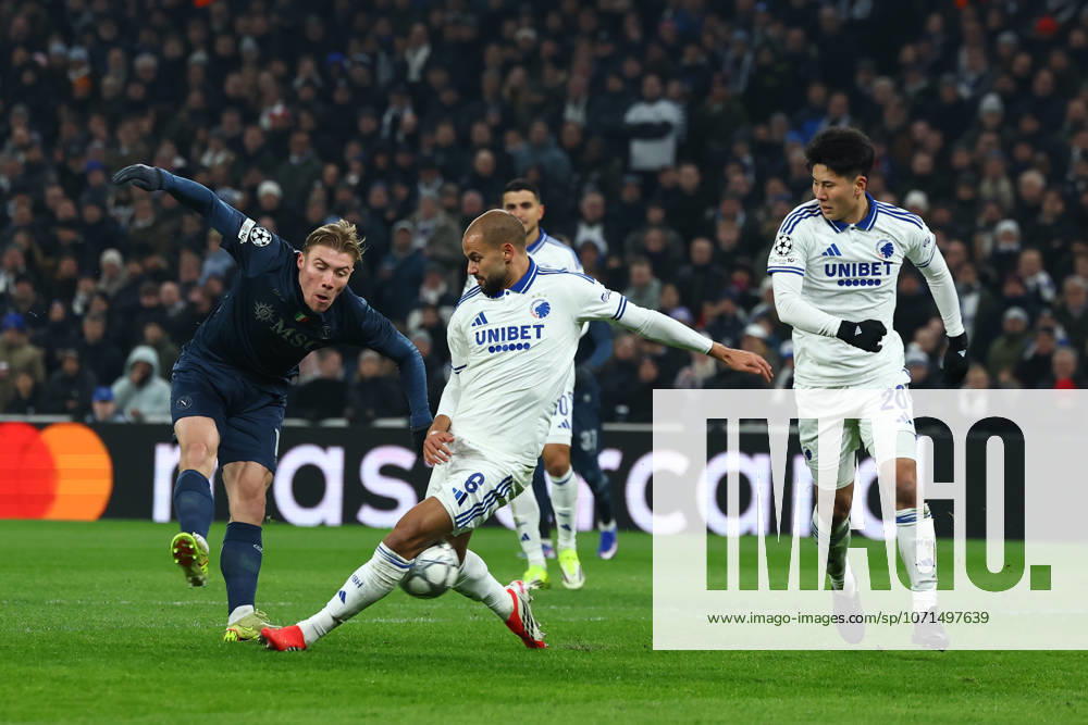 Rasmus Hojlund of Napoli and Pantelis Hatzidiakos of Copenaghen during the UEFA Champions League 2025 26 League Phase MD7 match between F.C. Copenhagen and SSC Napoli at Parken Stadium in Copenhagen, Denmark, on January 20, 2026 Copenaghen Italy - ZUMAl131 20260120_zsp_l131_024
