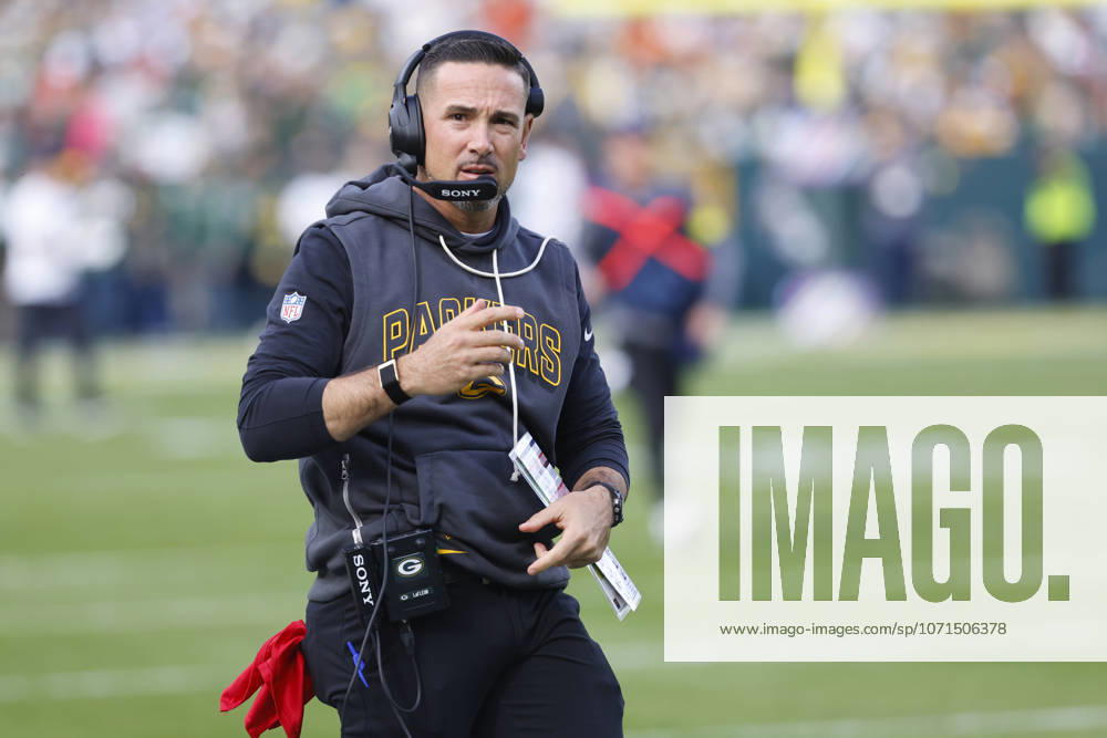 GREEN BAY, WI - OCTOBER 12: Green Bay Packers head coach Matt Lafleur paces the sideline during a game between the Green Bay Packers and the Cincinnati Bengals at Lambeau Field on October 12, 2025 in Green Bay, WI. (Photo by Larry Radloff Icon Sportswire) NFL, American Football Herren, USA OCT 12 Bengals at Packers Icon2510120292