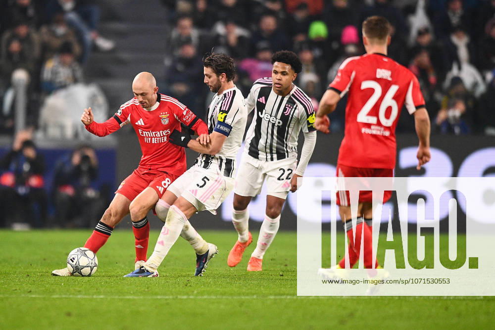 2026-01-21 Juventus FC v SL Benfica - UEFA Champions League 2025 26 League Phase MD7 TURIN, ITALY - JANUARY 21: Fredrik Aursnes of SL Benfica, Manuel Locatelli of Juventus FC during the UEFA Champions League 2025 26 League Phase MD7 match between Juventus FC and SL Benfica at Allianz Stadium on January 21, 2026 in Turin, Italy. (Photo by Alberto Gandolfo BSR Agency) Turin Italy Content not available for redistribution in The Netherlands directly or indirectly through any third parties.
