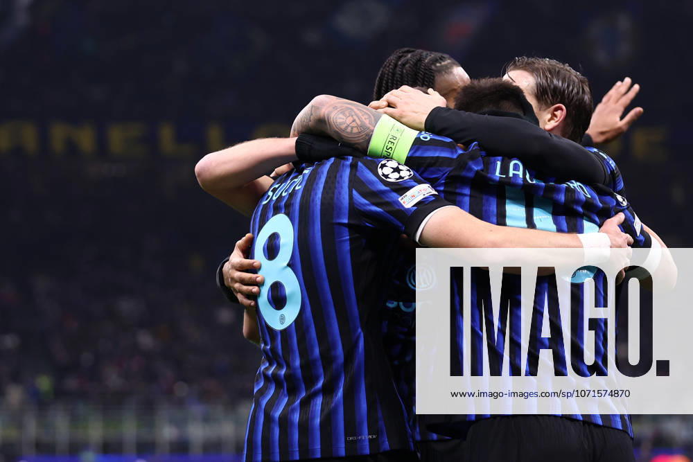 FC Internazionale - Arsenal Fc - UEFA Champions League 2025 26 League Phase MD7 Petar Sucic of Fc Internazionale celebrates with his team mates after scoring a goal during the UEFA Champions League Phase MD7 match between FC Internazionale and Arsenal Fc at Stadio Giuseppe Meazza (San Siro) on January 20, 2025 in Milan, Italy . Milano Stadio Giuseppe Meazza Italy
