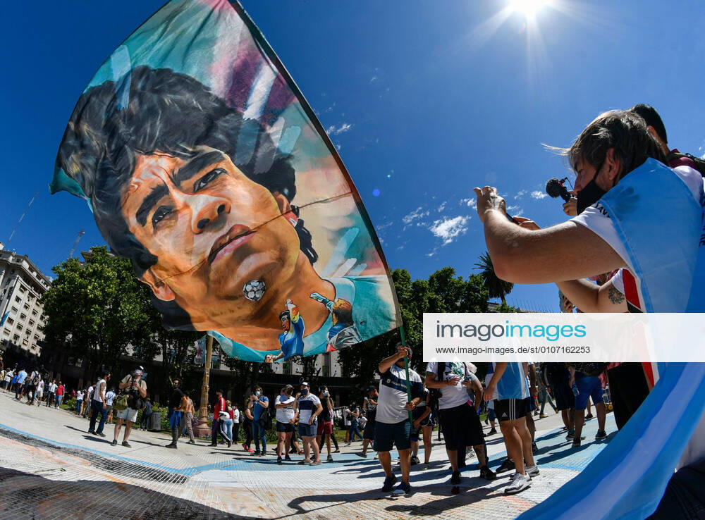 (INT) Funeral for the late Argentinian soccer player Diego Maradona. November 26, 2020, Casa Rosada, Buenos Aires, Argentina: Fans are seen paying their last tribute to the late Argentinian soccer player, Diego Maradona, who died on Wednesday 25 , 2020 of heart attack; aged 60. Credit: Thenews2. Buenos Aires - ZUMAn293 20201127_znp_n293_049