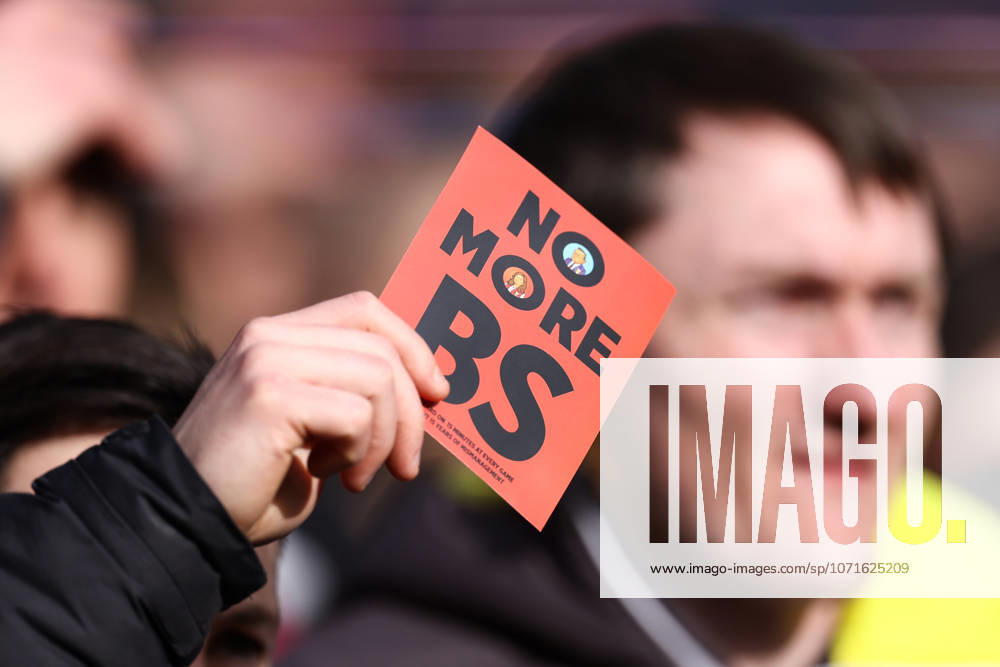 West Ham United gegen Sunderland 24. Januar 2026, London Premier League Fußball West Ham United gegen Sunderland West Ham-Fans halten Karten aus Protest gegen ihre Besitzer hoch Foto Jacques Feeney Offside London UK