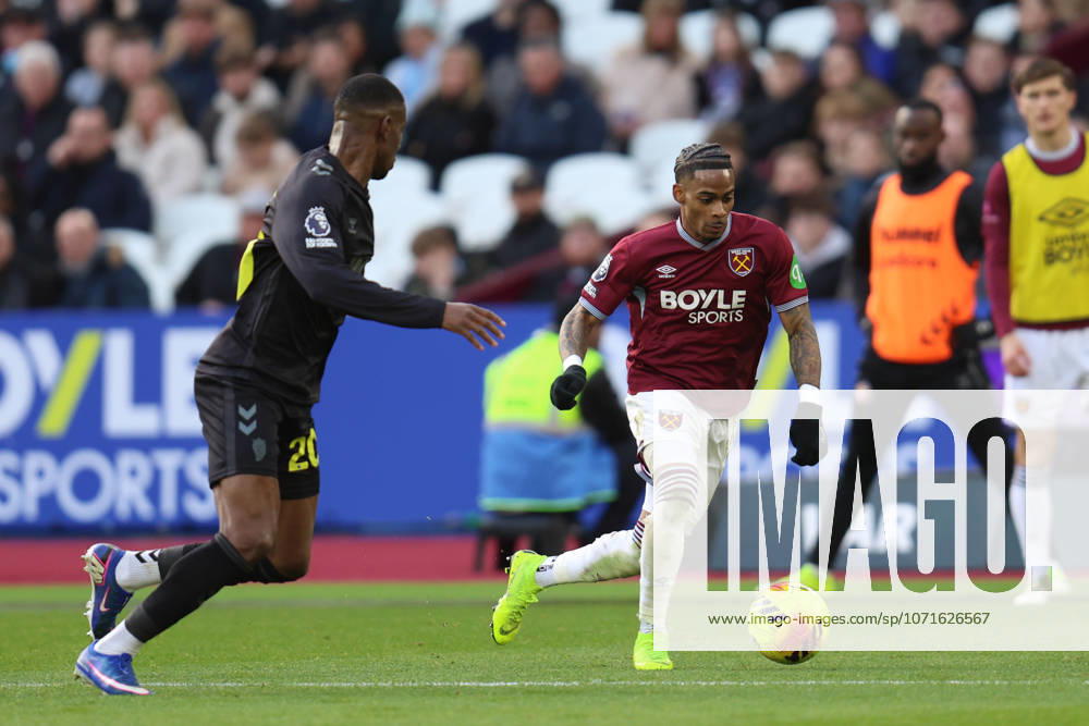 Crysencio Summerville of West Ham United receives pressure from Nordi Mukiele of Sunderland during the Premier League match between West Ham United and Sunderland at London Stadium in London, England (Photo by Alexander Canillas Sports Press Photo)