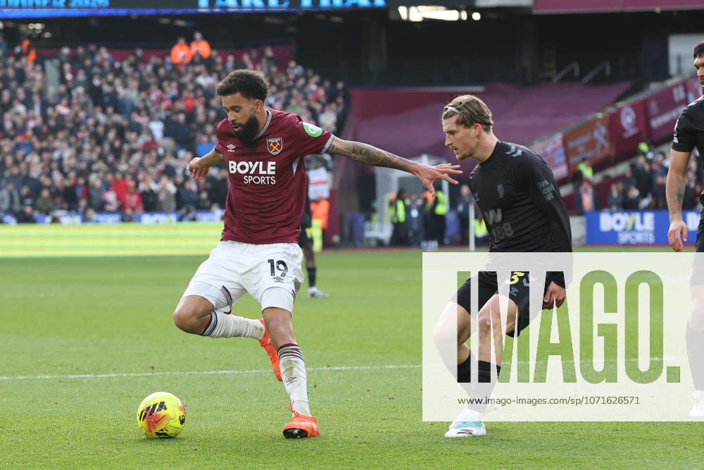 Pablo Felipe of West Ham United receives pressure from Dennis Cirkin of Sunderland during the Premier League match between West Ham United and Sunderland at London Stadium in London, England (Photo by Alexander Canillas Sports Press Photo)