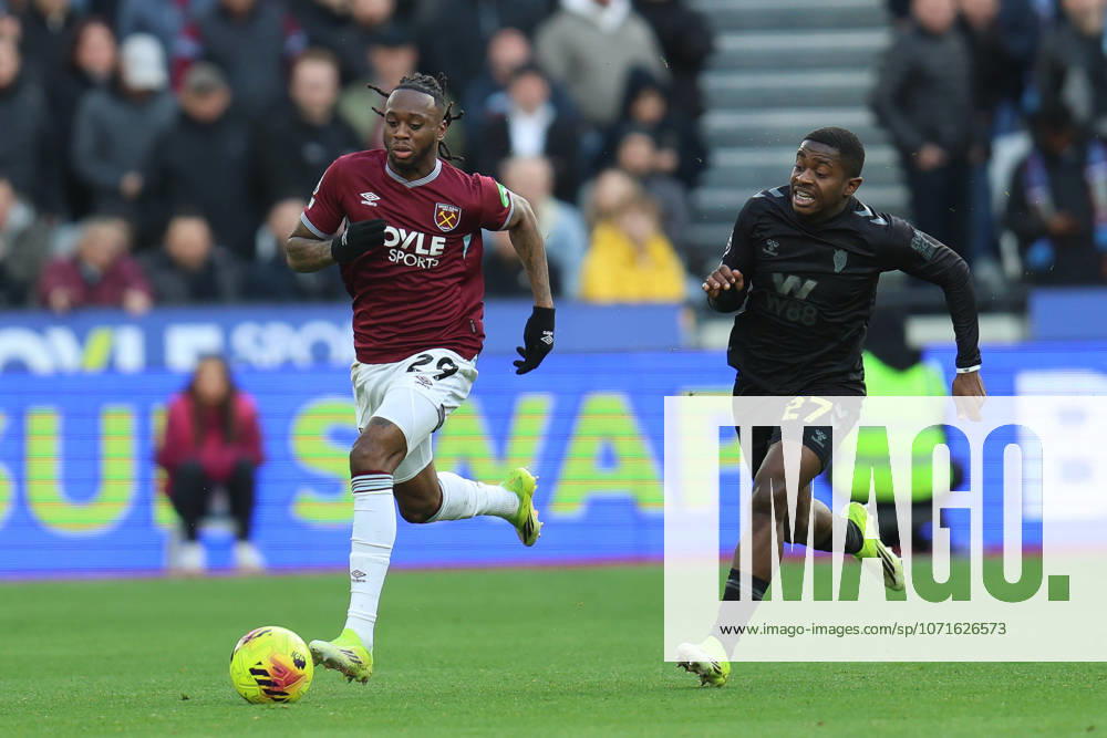 Aaron Wan-Bissaka of West Ham United receives pressure from Noah Sadiki of Sunderland during the Premier League match between West Ham United and Sunderland at London Stadium in London, England (Photo by Alexander Canillas Sports Press Photo)