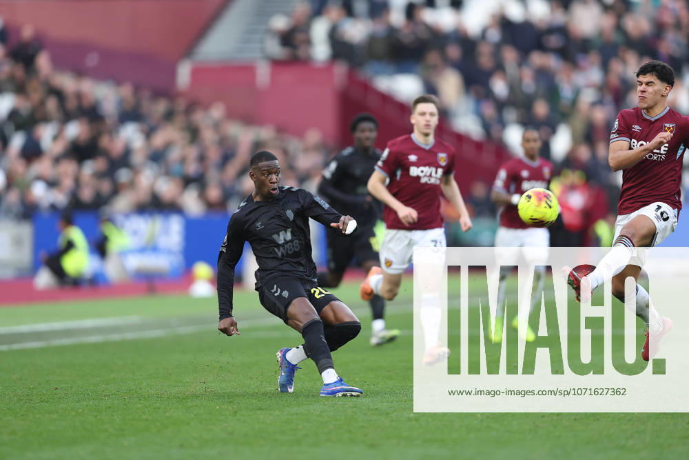 24th January 2026; London Stadium, London, England; Premier League Football, West Ham United versus Sunderland; Nordi Mukiele of Sunderland crossing past Mateus Fernandes of West Ham United KatiexChan Content restricted for UK based newspaper