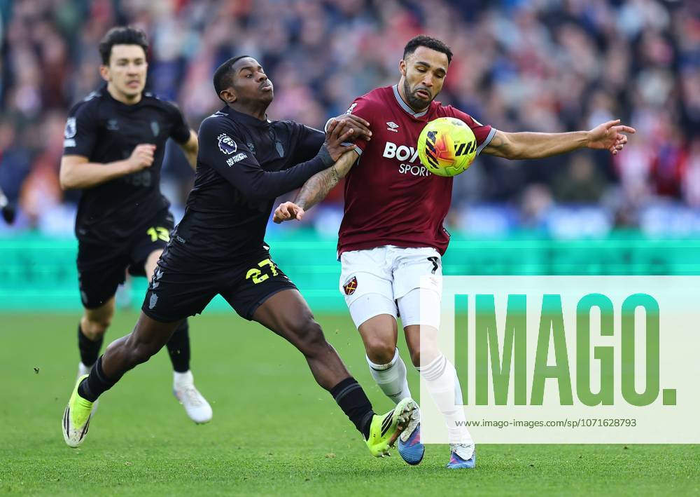 Callum Wilson of West Ham United is fouled by Noah Sadiki of Sunderland West Ham United v Sunderland, Premier League, Football, London Stadium, London, UK - 24 Jan 2026London London Stadium United Kingdom