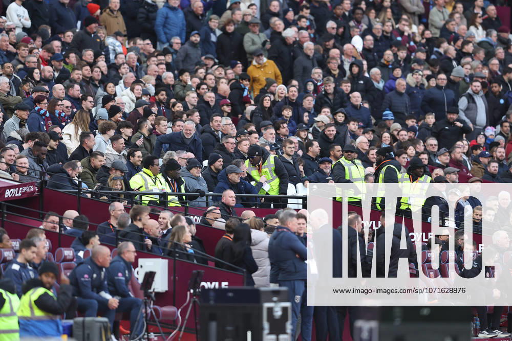 24th January 2026; London Stadium, London, England; Premier League Football, West Ham United versus Sunderland; Stewards speaking to fans behind Sunderland substitutes bench after an incident between Sunderland captain Granit Xhaka and some West Ham United fans KatiexChan