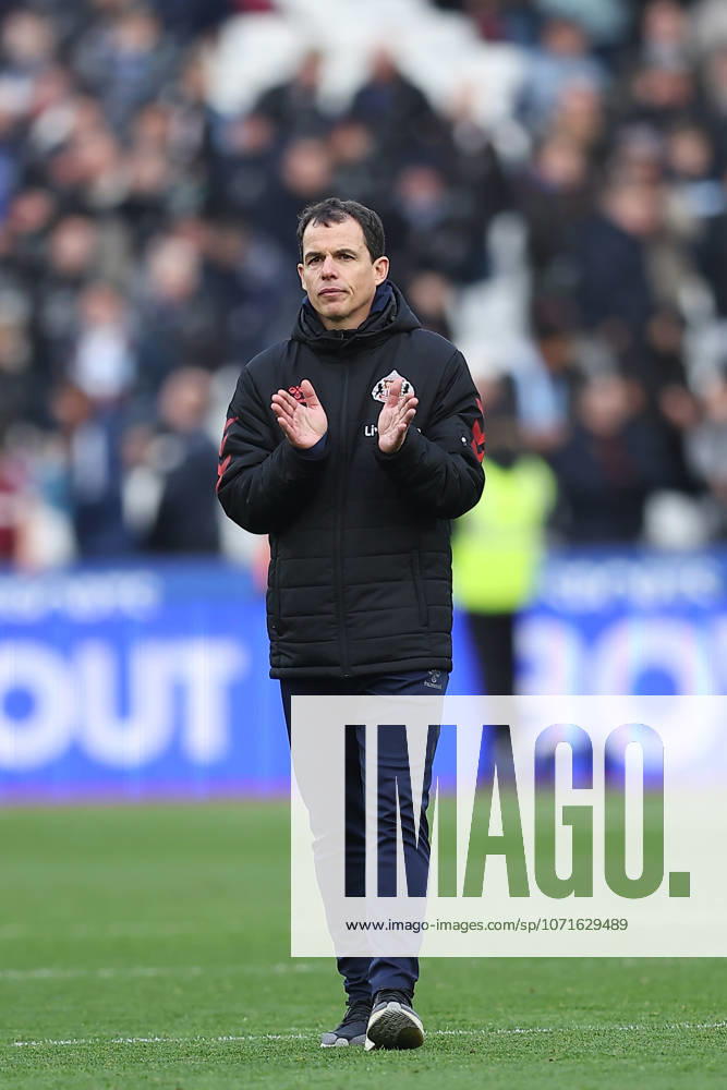 24th January 2026; London Stadium, London, England; Premier League Football, West Ham United versus Sunderland; Sunderland manager Regis Le Bris thanking the fans after the match KatiexChan Content restricted for UK based newspaper