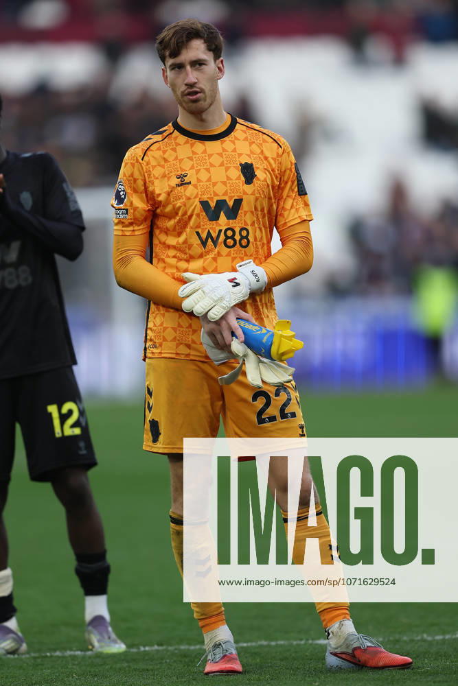 24th January 2026; London Stadium, London, England; Premier League Football, West Ham United versus Sunderland; goalkeeper Robin Roefs of Sunderland thanking the fans after the match KatiexChan Content restricted for UK based newspaper