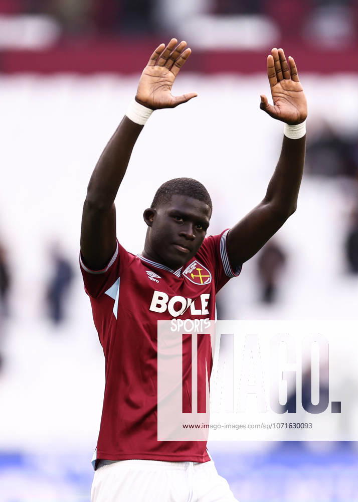 West Ham United gegen Sunderland 24. Januar 2026, London Premier League Fußball West Ham United gegen Sunderland El Hadji Malick Diouf von West Ham United applaudiert den Fans Foto Jacques Feeney Abseits London UK
