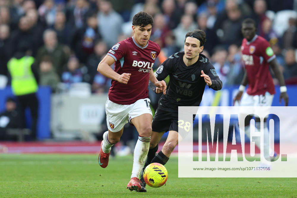 Matheus Fernandes of West Ham United receives pressure from Enzo Le Fee of Sunderland during the Premier League match between West Ham United and Sunderland at London Stadium in London, England (Photo by Alexander Canillas Sports Press Photo)