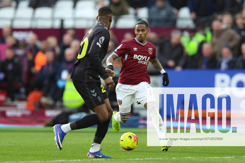 Crysencio Summerville of West Ham United receives pressure from Nordi Mukiele of Sunderland during the Premier League match between West Ham United and Sunderland at London Stadium in London, England (Photo by Alexander Canillas Sports Press Photo)