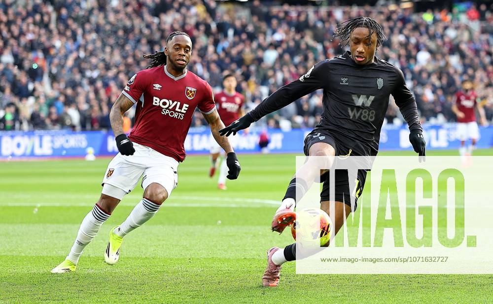 Romaine Mundle of Sunderland and Aaron Wan-Bissaka of West Ham United West Ham United v Sunderland, Premier League, Football, London Stadium, London, UK - 24 Jan 2026London London Stadium United Kingdom