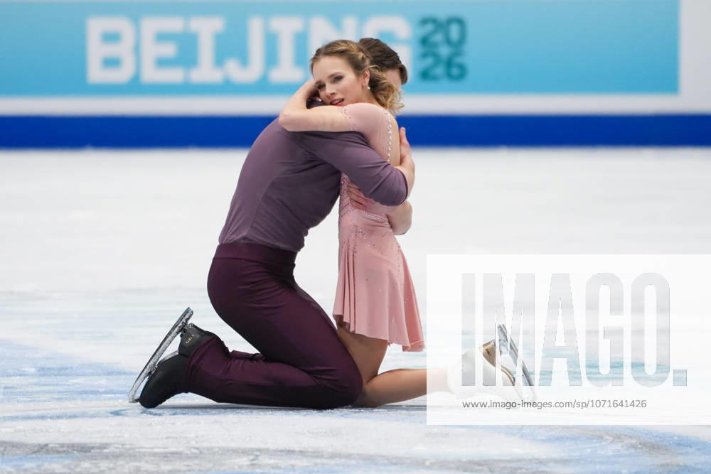 (260125) -- BEIJING, Jan. 25, 2026 -- Alisa Efimova (R) Misha Mitrofanov of the United States perform during the pairs free skating at the ISU Four Continents Figure skating, Eiskunstlauf Championships in Beijing, China, Jan. 24, 2026. ) (SP)CHINA-BEIJING-FIGURE SKATING-ISU FOUR CONTINENTS-PAIRS-FREE SKATING (CN) XiexHan
