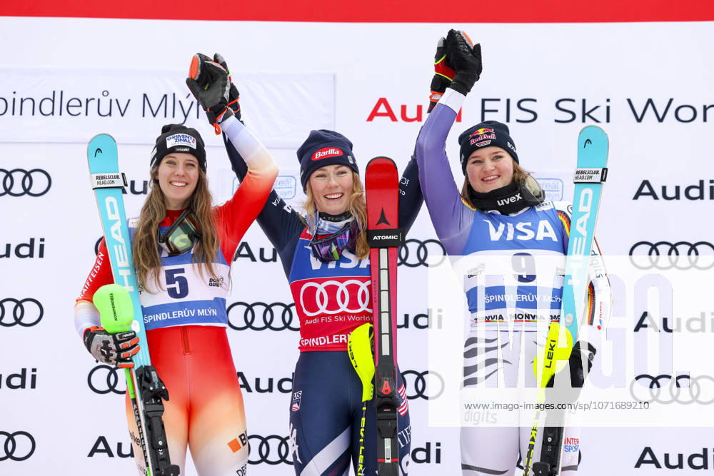 ALPINE SKIING - FIS WC Spindleruv Mlyn SPINDLERUV MLYN,CZECH REPUBLIC,25.JAN.26 - ALPINE SKIING - FIS World Cup, slalom, ladies. Image shows Camille Rast (SUI), Mikaela Shiffrin (USA) and Emma Aicher (GER). GEPAxpictures xHaraldxSteiner