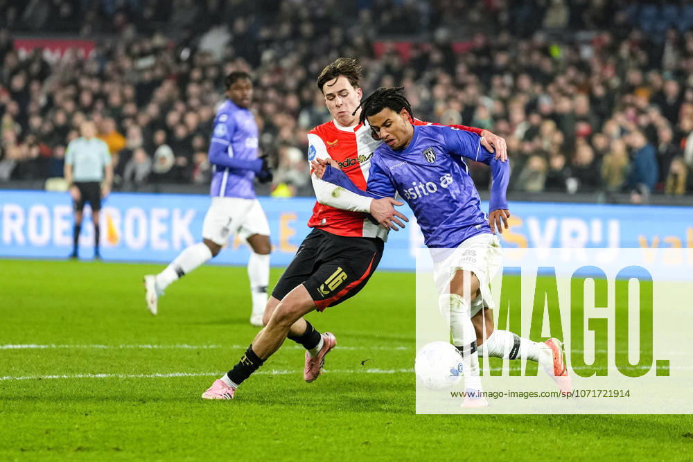 Eredivisie: Feyenoord Rotterdam v Heracles Almelo Rotterdam - Leo Sauer of Feyenoord, Mimeirhel Benita of Heracles Almelo during the twentieth competition round of the 2025 2026 Eredivisie season. The match is set between Feyenoord Rotterdam and Heracles Almelo at Stadion Feijenoord De Kuip on 25 January 2026 in Rotterdam, The Netherlands.