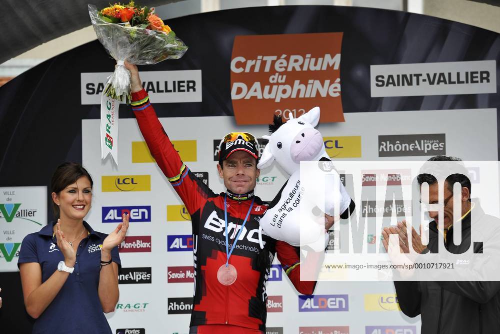 Cadel EVANS ( AUS BMC Racing Team ) gewinnt die erste Etappe des Criterium du Dauphine - Podium - Siegerehrung - Jubel - Freude - Emotionen - quer - Event: Criterium du Dauphine - 1.Etappe - Seyssins nach Saint Vallier 187.0 km - Location: Saint Vallier - Frankreich - Europa - Datum: 04.06.2012 - Contact