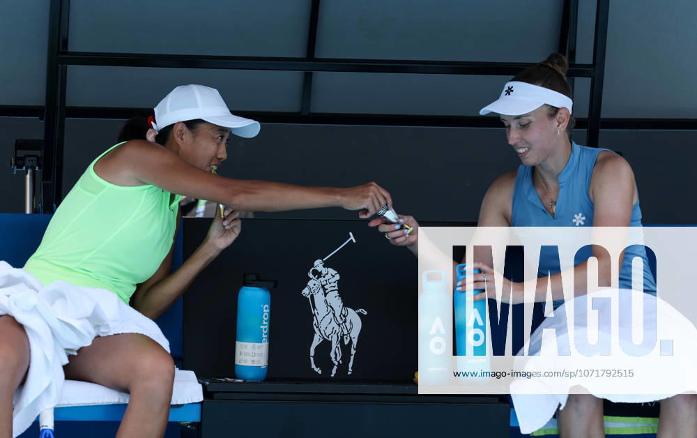 (260128) -- MELBOURNE, Jan. 28, 2026 -- Zhang Shuai (L) Elise Mertens share food during the women s doubles quarterfinal match between Zhang Shuai (China) Elise Mertens (Belgium) and Wu Fang-Hsien (Chinese Taipei) Hozumi Eri (Japan) at the Australian Open tennis tournament in Melbourne, Australia, Jan. 28, 2026. ) (SP)AUSTRALIA-MELBOURNE-TENNIS-AUSTRALIAN OPEN-WOMEN S DOUBLES-QUARTERFINALS MaxPing