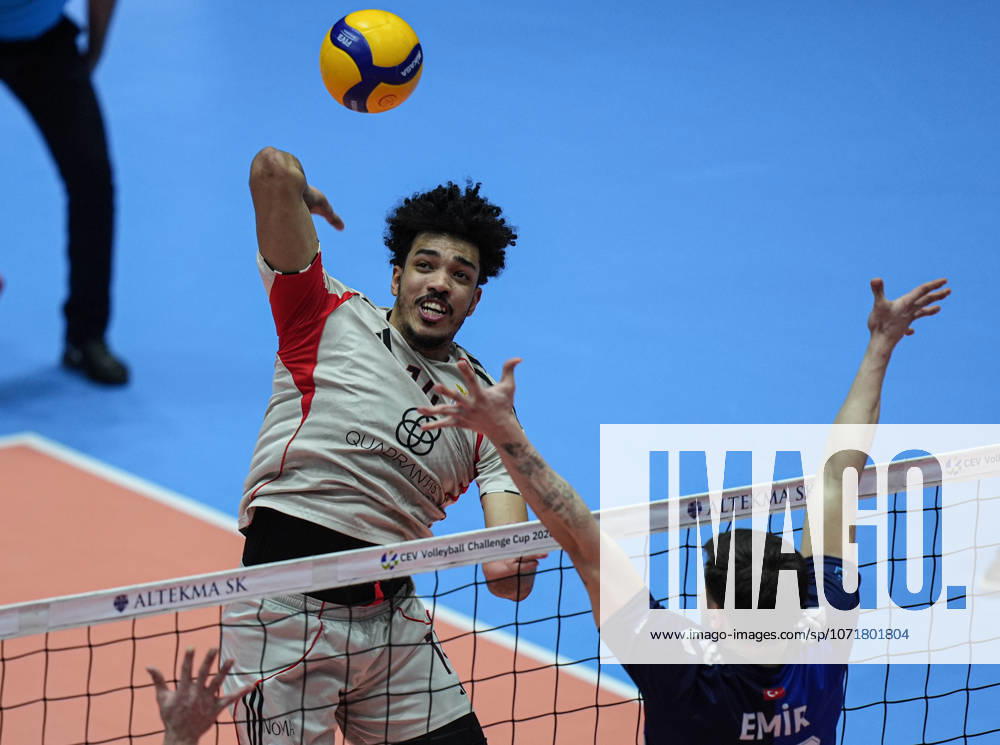 Altekma v Benfica - CEV Men s Challenge Cup IZMIR, TURKIYE - JANUARY 28: Gulhan Emir Pinar (22) of Altekma in action against Lucas Franca dos Santos (14) of Benfica during the CEV Men s Challenge Cup round of 16 rematch at TVF Ataturk Volleyball Hall in Izmir, Turkiye, on January 28, 2026. Berkan Cetin Anadolu Izmir Turkey. Editorial use only. Please get in touch for any other usage.