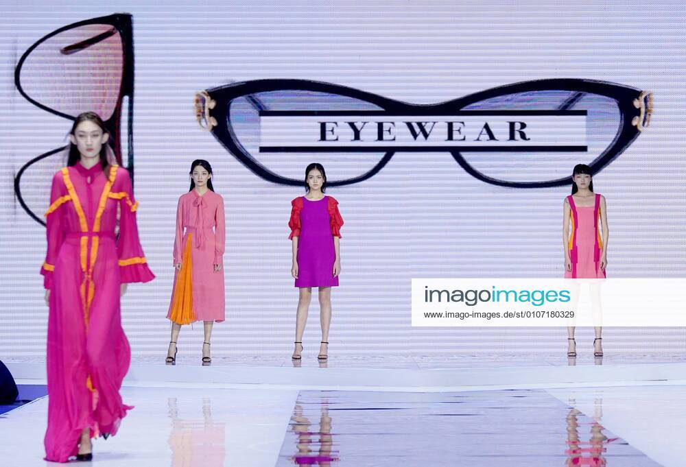 (201129) -- QINGDAO, Nov. 29, 2020 -- Models present creations of Italian designer Roberto Capucci in Qingdao, east China s Shandong Province, Nov. 29, 2020. ) CHINA-SHANDONG-QINGDAO-FASHION SHOW (CN) ChenxJianli