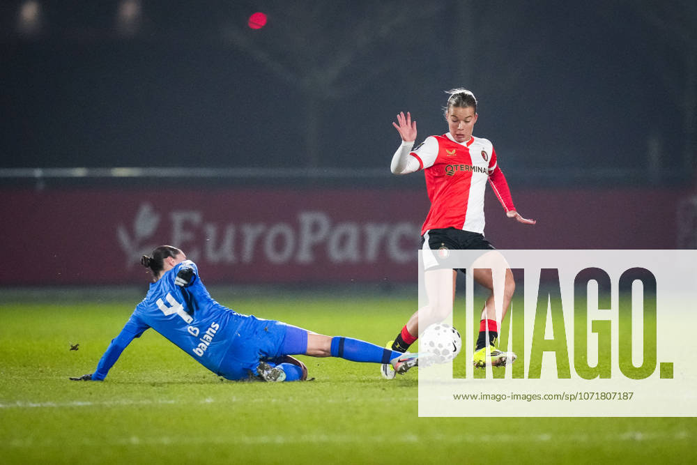 Eurojackpot Vrouwen KNVB beker: Feyenoord V1 v AZ Alkmaar V1 Rotterdam - Karlijn Woons of AZ Alkmaar, Kirsten van de Westeringh of Feyenoord Rotterdam during the quarter final of the Eurojackpot Vrouwen KNVB beker in season 2025 2026. The match is set between Feyenoord V1 and AZ Alkmaar V1 at Nieuw Varkenoord on 28 January 2026 in Rotterdam, The Netherlands. (VK Sportphoto Danny de Groot)