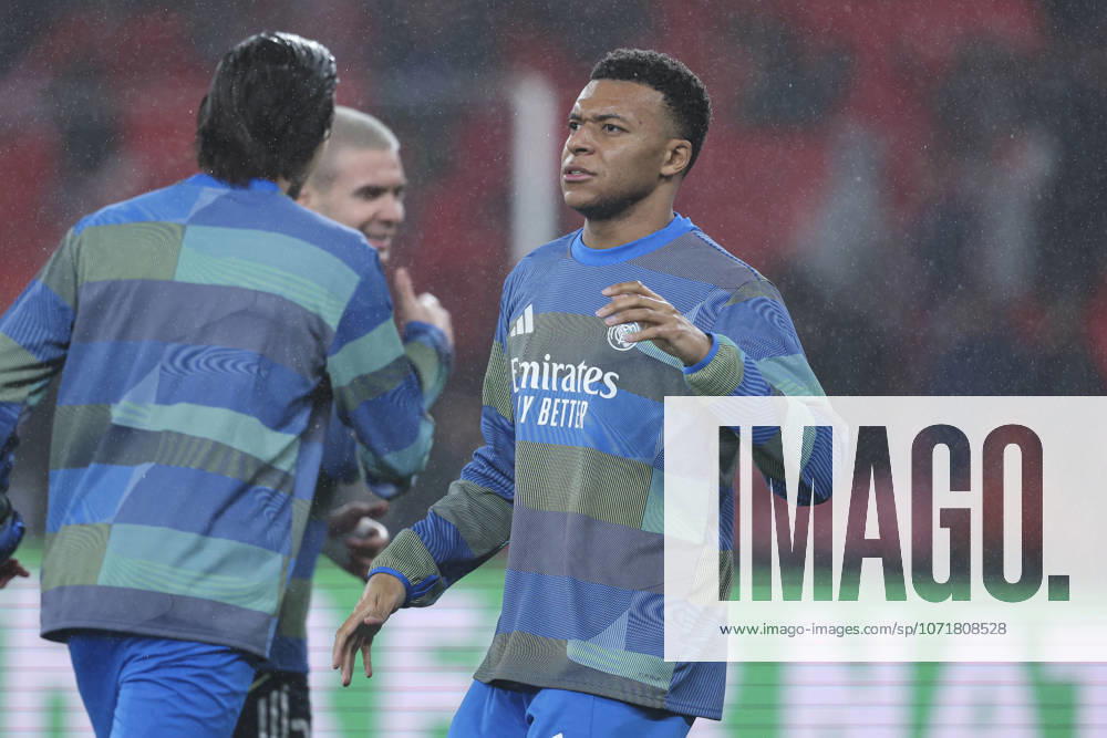 Kylian Mbappe of Real Madrid CF warms up during the UEFA Champions League 2025 26 League Phase MD8 match between SL Benfica and Real Madrid C.F. at Estadio do Lisboa e Benfica on January 28, 2026 in Lisbon, Portugal. Lisbon Portugal - ZUMAa181 20260128_zaa_a181_002