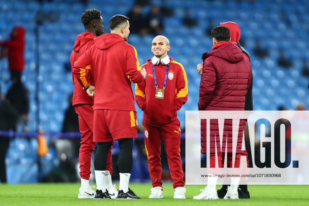 Manchester City v Galatasaray S.K., UEFA Champions League Lucas Torreira of Galatasaray talks with players ahead of the Manchester City v Galatasaray S.K. UEFA Champions League MD8 match at the Etihad Stadium, Manchester, England on 28 January 2026 Credit: Luke Williams Every Second Media Editorial use only. All images are copyright Every Second Media Limited. No images may be reproduced without prior permission.