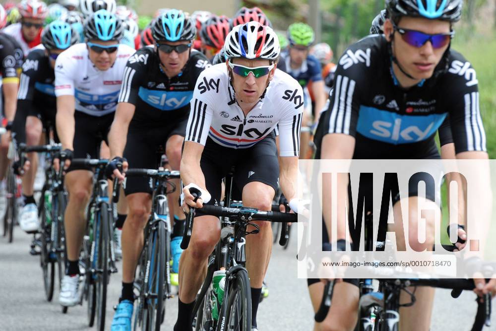Bradley WIGGINS ( GBR SKY Procycling ) im Trikot des amtierenden britischen Meisters eingebettet zwischen seinen Teamkameraden - Windschatten - quer - Event: Criterium du Dauphine - 1.Etappe - Seyssins nach Saint Vallier 187.0 km - Location: Saint Vallier - Frankreich - Europa - Datum: 04.06.2012 - Contact