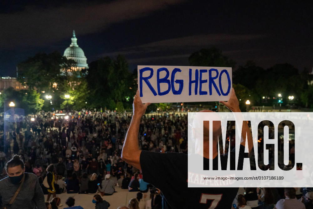 IMAGO ICONS: Ruth Bader Ginsburg Berühmte Feministinnen, Ruth Bader Ginsburg A man holds up a sign reading, RBG HERO as thousands pay respects for Supreme Court Justice Ruth Bader Ginsburg at the steps of the United States Supreme Court in Washington, DC, on Friday, September 18, 2020. Ginsburg died at 87 after a battle with pancreatic cancer. POY2020DC095 KENxCEDENO