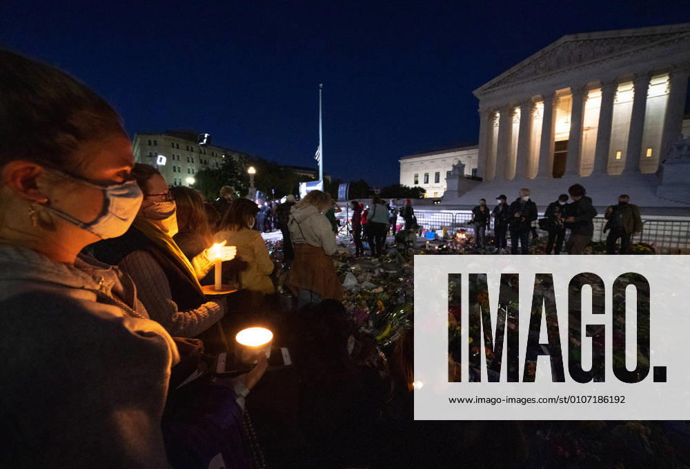 IMAGO ICONS: Ruth Bader Ginsburg Berühmte Feministinnen, Ruth Bader Ginsburg People participate in a candlelight vigil for the late Justice Ruth Bader Ginsburg at the United States Supreme Court in Washington, DC, on Saturday, September 19, 2020. Ginsburg died yesterday at 87 after a battle with pancreatic cancer. POY2020DC098 KEVINxDIETSCH