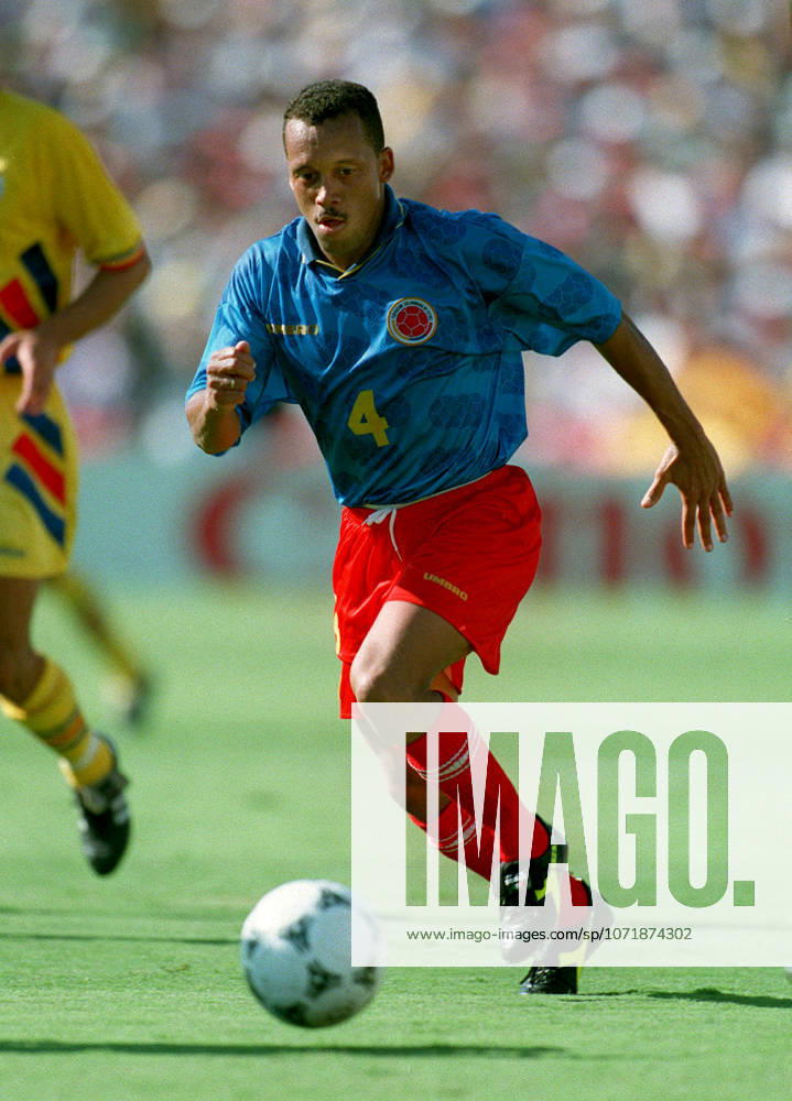 Colombia V Romania, FIFA World Cup, WM, Weltmeisterschaft, Fussball Finals Group A Luis Fernando Herrera of Colombia on the ball during the FIFA World Cup Finals Group A match between Colombia and Romania at Rose Bowl In Pasadena on June 18, 1994 in California, United States. California Rose Bowl In Pasadena United States United States