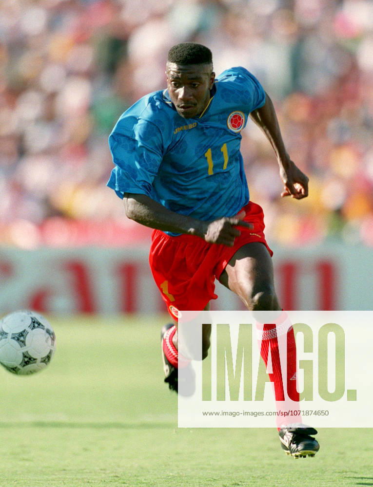 Colombia V Romania, FIFA World Cup, WM, Weltmeisterschaft, Fussball Finals Group A Adolfo Valencia of Colombia on the ball during the FIFA World Cup Finals Group A match between Colombia and Romania at Rose Bowl In Pasadena on June 18, 1994 in California, United States. California Rose Bowl In Pasadena United States United States