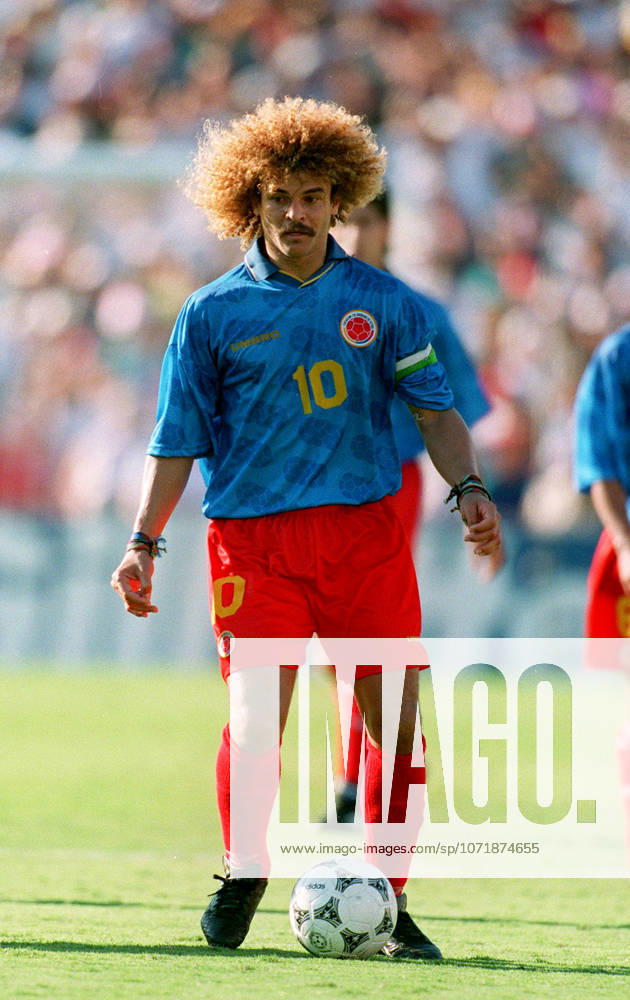 Colombia V Romania, FIFA World Cup, WM, Weltmeisterschaft, Fussball Finals Group A Carlos Valderrama of Colombia on the ball during the FIFA World Cup Finals Group A match between Colombia and Romania at Rose Bowl In Pasadena on June 18, 1994 in California, United States. California Rose Bowl In Pasadena United States United States