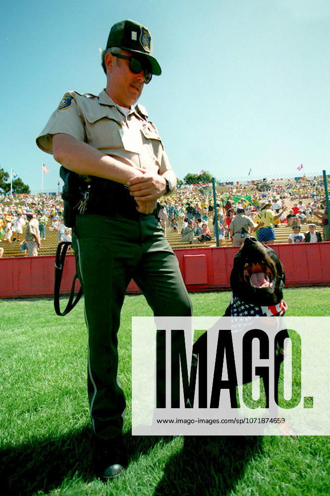 Colombia V Romania, FIFA World Cup, WM, Weltmeisterschaft, Fussball Finals Group A Police Security With Dog At of World Cup 1994 in action during the FIFA World Cup Finals Group A match between Colombia and Romania at Rose Bowl In Pasadena on June 18, 1994 in California, United States. California Rose Bowl In Pasadena United States United States