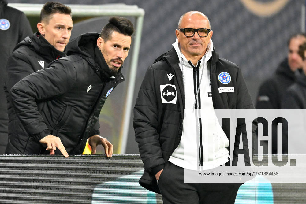 Leipzig, Red Bull Arena, 17 11 25, GER, Men, Qualification World Cup 2026, Germany Slovakia Picture from left Co coach Marek HAMSIK Slovakia and coach Francesco CALZONA Slovakia UEFA regulations prohibit any use of photographs as image sequences and or quasi video Saxony Germany