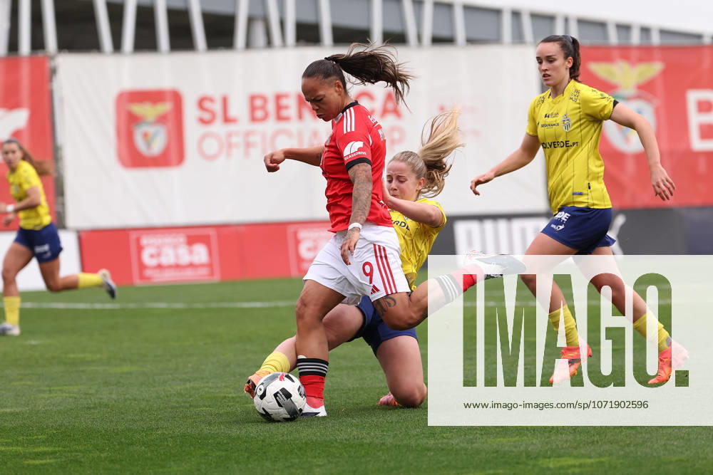 FBL Portuguese women s football League Cup 2025 26 Sport Lisboa e Benfica Valadares Gaia Nycole Raysla SL Benfica , Joana Silva Valadares Gaia battles for the Ball during the Portuguese women s football League Cup 2025 26 match between Sport Lisboa e Benfica and Valadares Gaia at SL Benfica Campus on Saturday 31 January 2026 in Seixal, Portugal