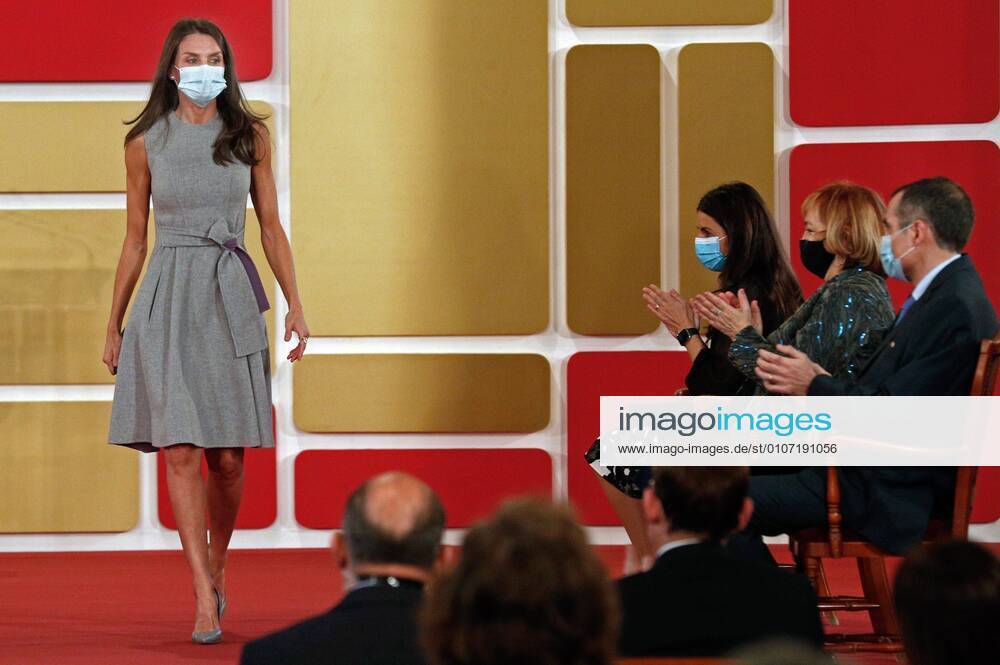 Spanish Queen Letizia(2-L) reacts after the delivering ceremony of the Jaime I Awards held at Silk Exchange (lonja de los Mercaderes) of Valencia, eastern of Spain, 30 November 2020. The Jaime I Awards recognizes the efforts of the promotion of scientist research. Queen Letizia attends to the Jaime I Awards !ACHTUNG: NUR REDAKTIONELLE NUTZUNG!