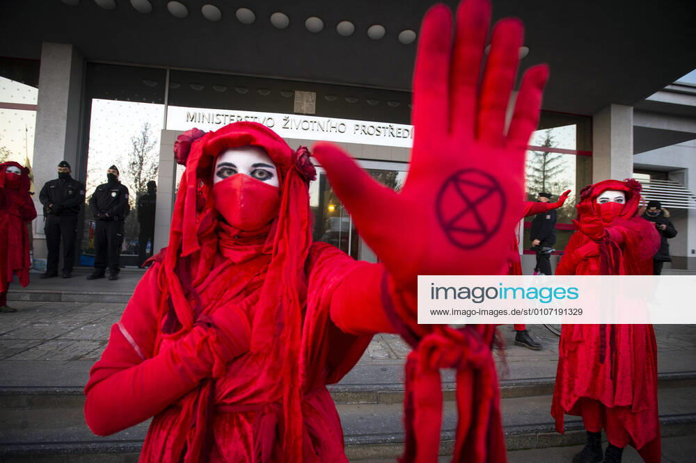Demonstration in support of end of coal organised by activists from Fridays For Future, Universities for Climate, We Are Limits and Extention Rebellion before meeting of government s coal commission took place in front of Environment Ministry, Prague, Czech Republic, on Monday, November 30, 2020. (CTKxPhoto KaterinaxSulova) CTKPhotoP202011300651201 suk003