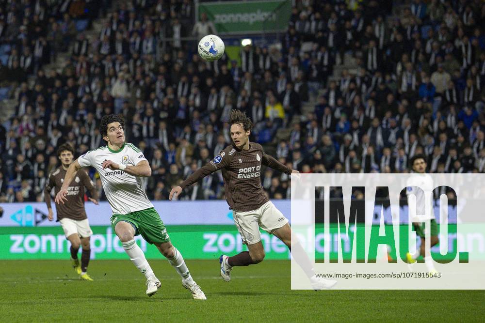 , MAC3PARK Stadion , season 2025 2026 , Dutch Eredivisie Football , match between PEC Zwolle and Telstar , picture shows PEC Zwolle player Anselmo Garcia Mac Nulty Telstar-player Jeff Hardeveld PEC - Telstar x201217107x