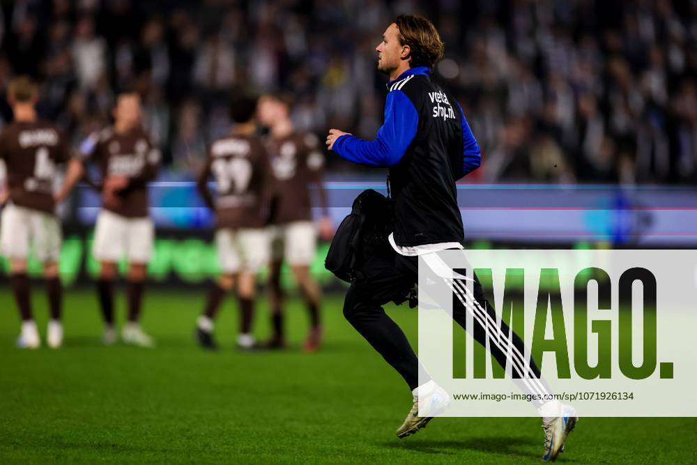 , MAC³PARK Stadion , season 2025 2026 , Dutch Eredivisie Football , match between PEC Zwolle and Telstar , picture shows PEC Zwolle player Ody Velanas runs with a medical bag due to an emergency situation in the stands PEC - Telstar x201222167x
