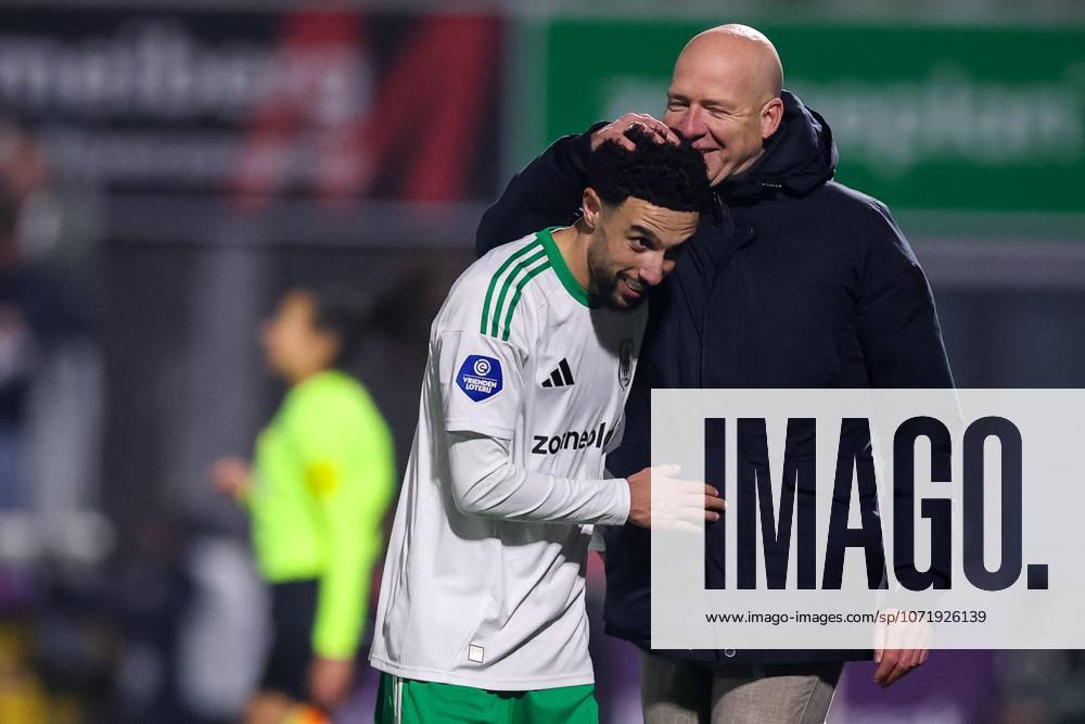 , MACÂ³PARK Stadion , season 2025 2026 , Dutch Eredivisie Football , match between PEC Zwolle and Telstar , picture shows PEC Zwolle player Younes Namli and PEC Zwolle coach Henry van der Vegt PEC - Telstar x201222174x