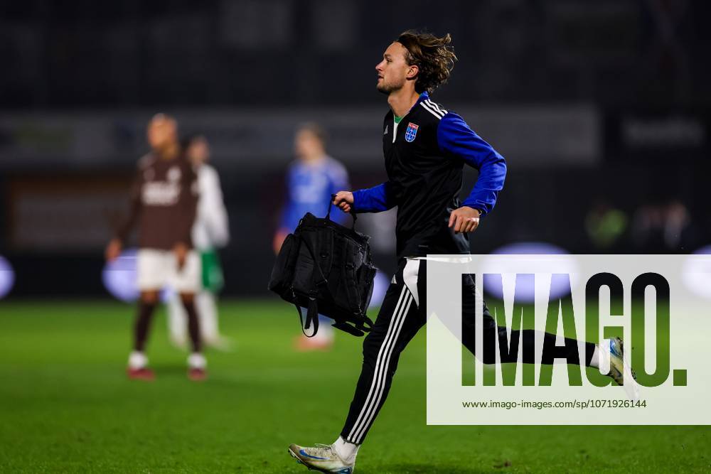 , MAC³PARK Stadion , season 2025 2026 , Dutch Eredivisie Football , match between PEC Zwolle and Telstar , picture shows PEC Zwolle player Ody Velanas runs with a medical bag due to an emergency situation in the stands PEC - Telstar x201222185x