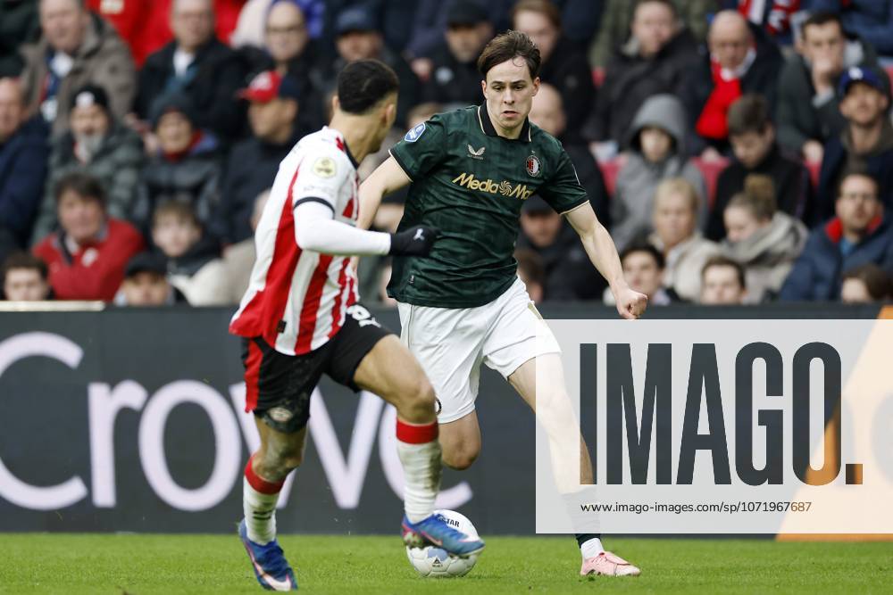 EINDHOVEN - (L-R) Leo Sauer of Feyenoord, Sergino Dest of PSV Eindhoven during the Dutch Eredivisie match between PSV and Feyenoord at the Phillips Stadium on February 1, 2026, in Eindhoven, Netherlands. MAURICE VAN STEEN ANP Eredivisie 2025-2026 ANPxSportx IVx 549340272 originalFilename: 549340272